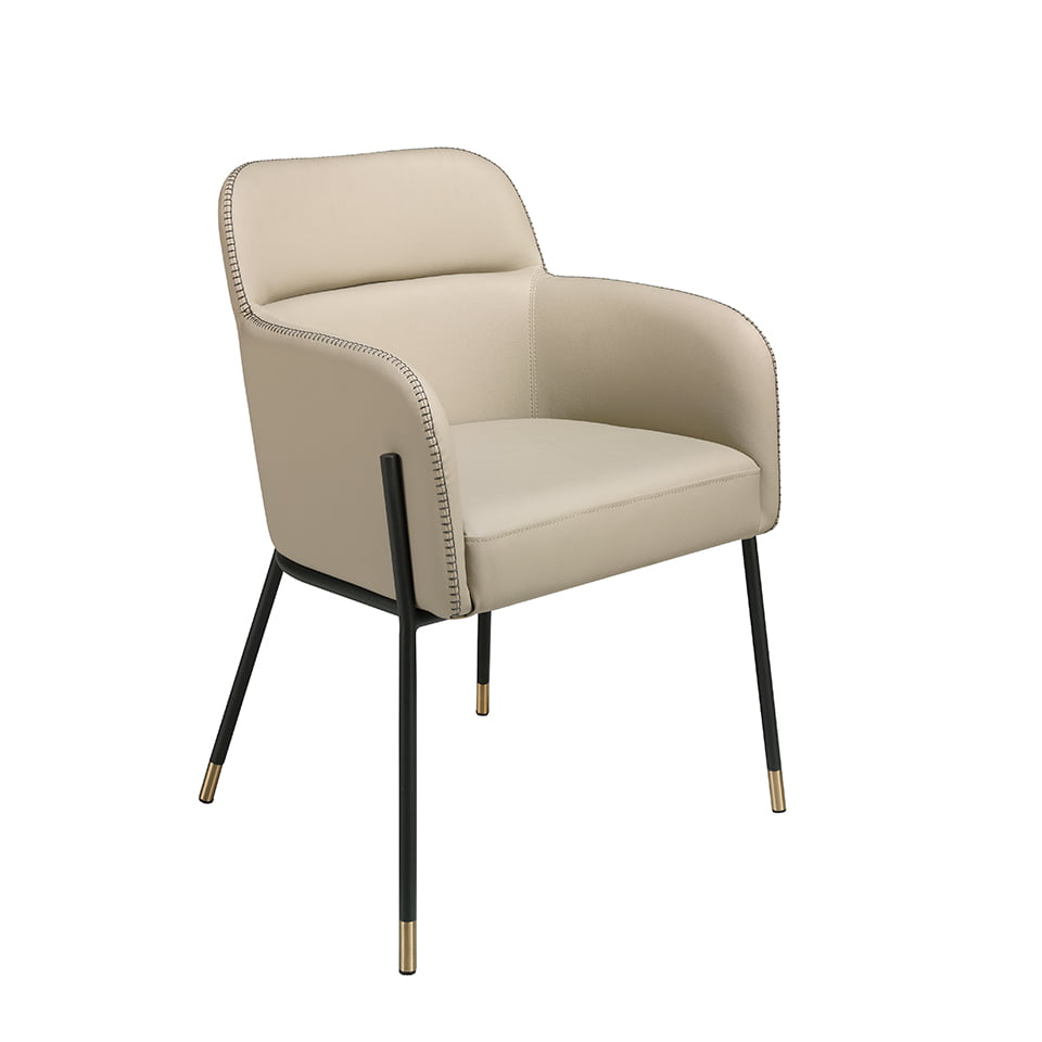 Silla de comedor tapizada en piel ecológica con patas de acero negro Angel Cerdá.