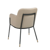 Silla de comedor tapizada en piel ecológica con patas de acero negro Angel Cerdá.