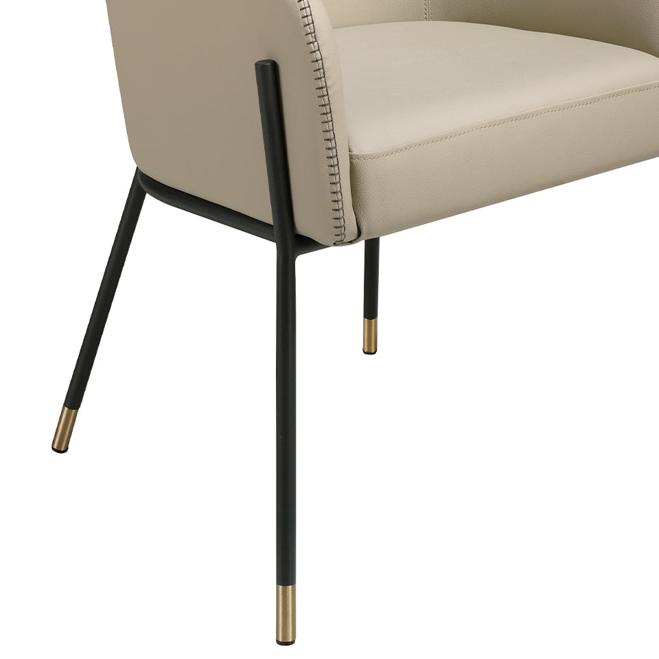 Silla de comedor tapizada en piel ecológica con patas de acero negro Angel Cerdá.