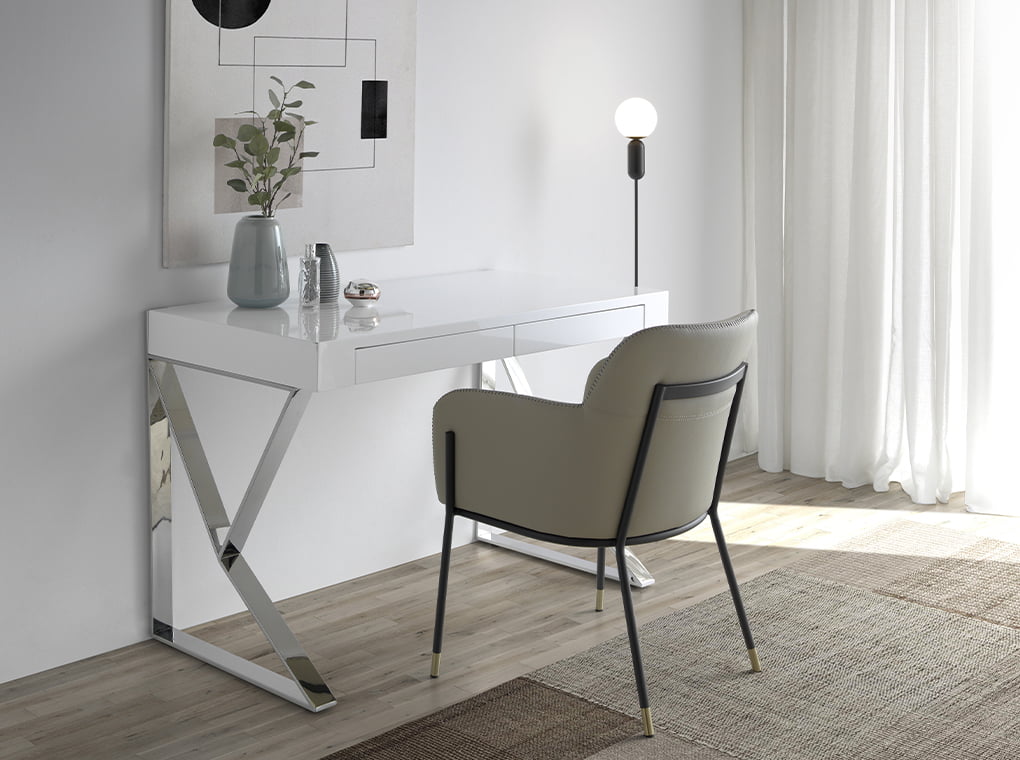 Silla de comedor tapizada en piel ecológica con patas de acero negro Angel Cerdá.