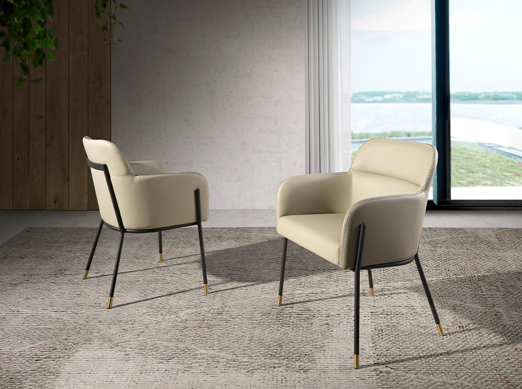 Silla de comedor tapizada en piel ecológica con patas de acero negro Angel Cerdá.