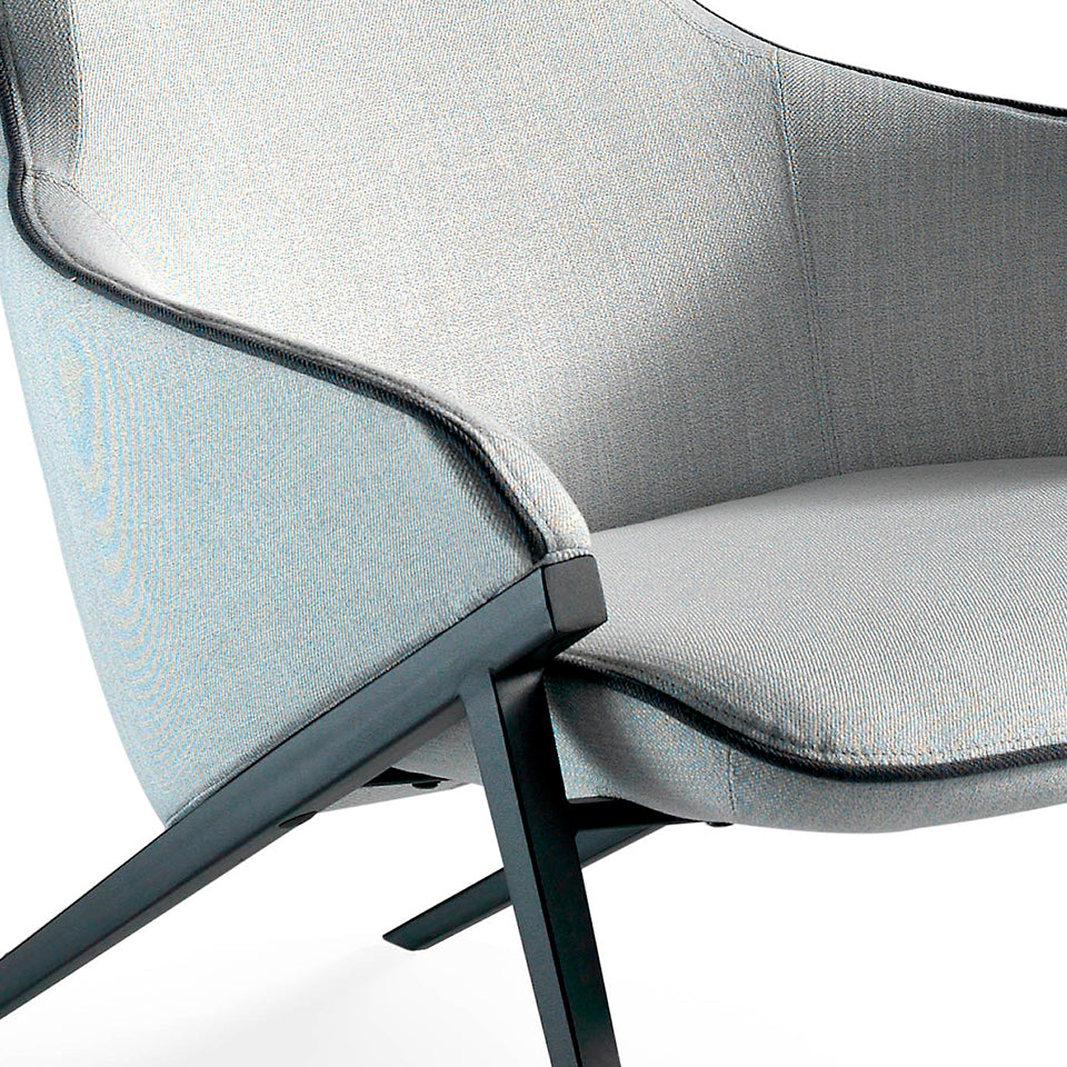 Sillón tapizado en tela gris con bordes negros Angel Cerdá