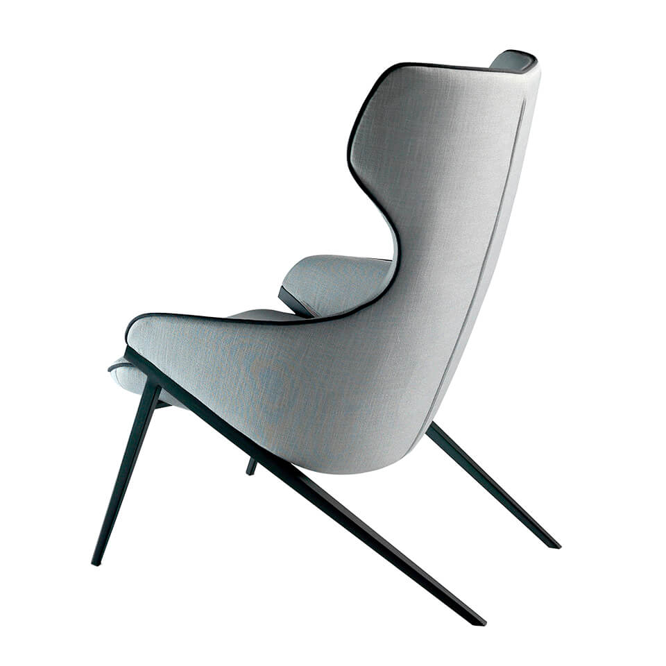 Sillón tapizado en tela gris con bordes negros Angel Cerdá