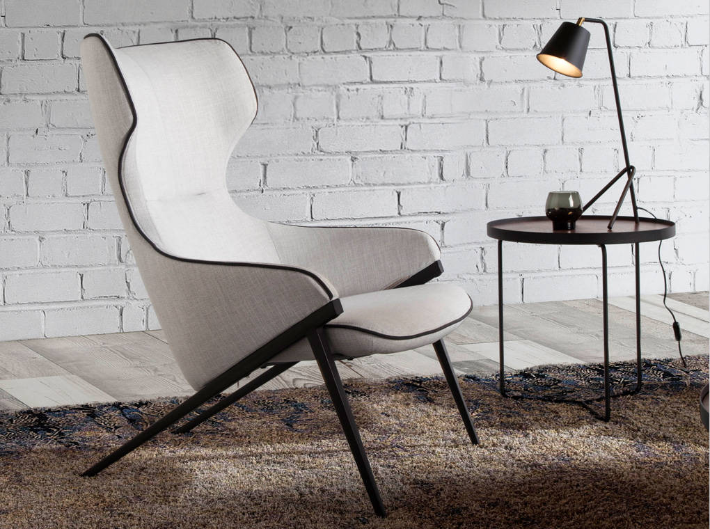 Sillón tapizado en tela gris con bordes negros Angel Cerdá