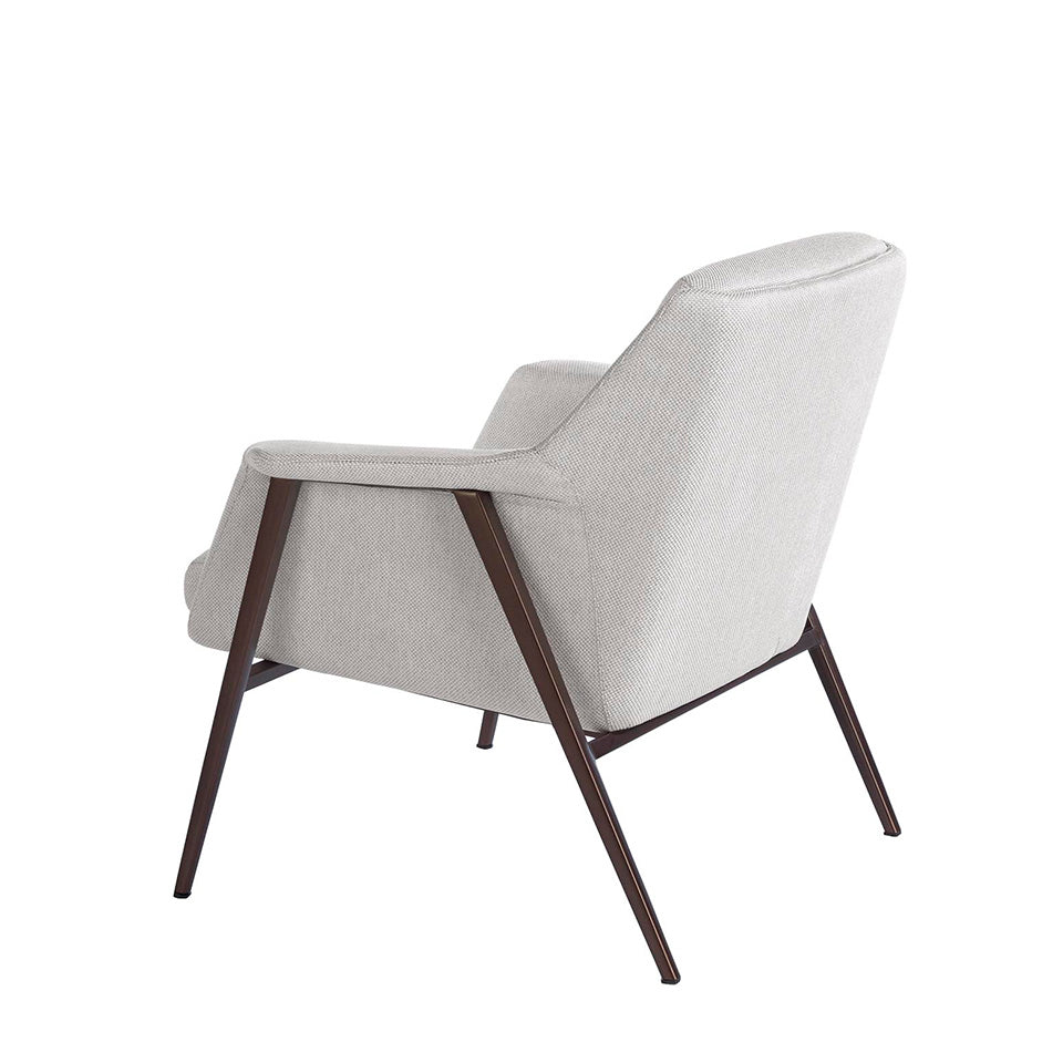 Sillón tapizado blanco con estructura de acero marrón