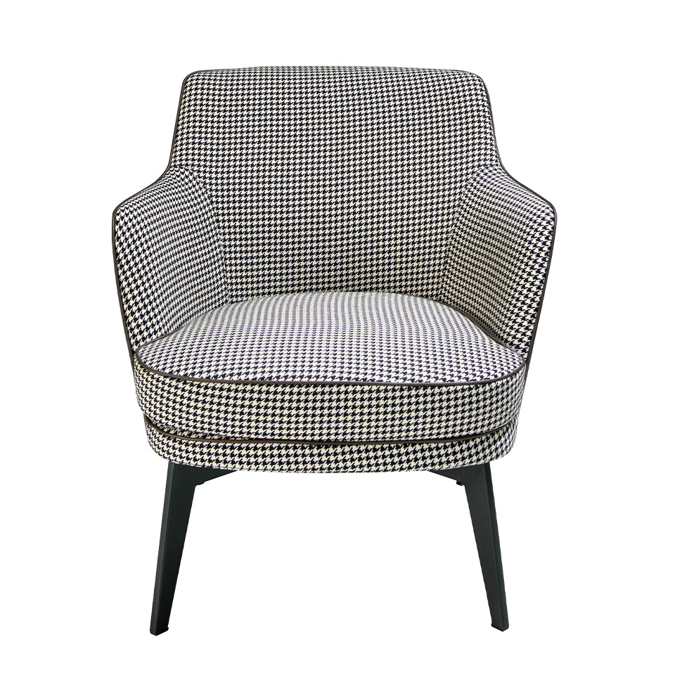 Sillón tapizado con modelo Houndstooth de Angel Cerdá