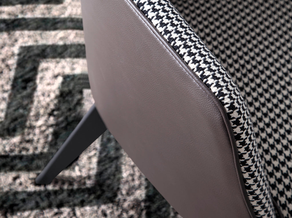 Sillón tapizado con modelo Houndstooth de Angel Cerdá