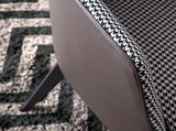 Sillón tapizado con modelo Houndstooth de Angel Cerdá
