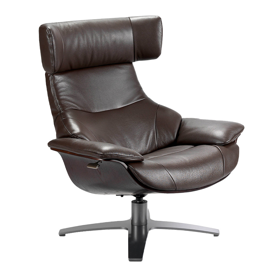 Sillón giratorio tapizado en piel marrón chocolate de Angel Cerdá