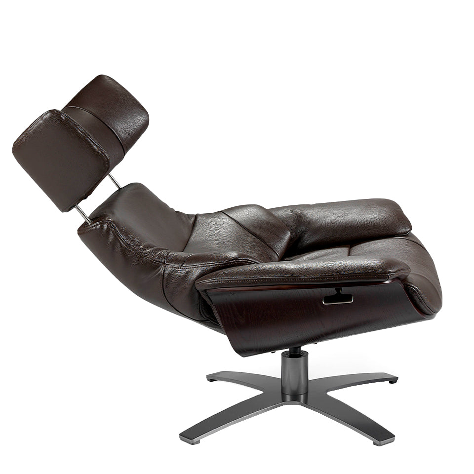 Sillón giratorio tapizado en piel marrón chocolate de Angel Cerdá