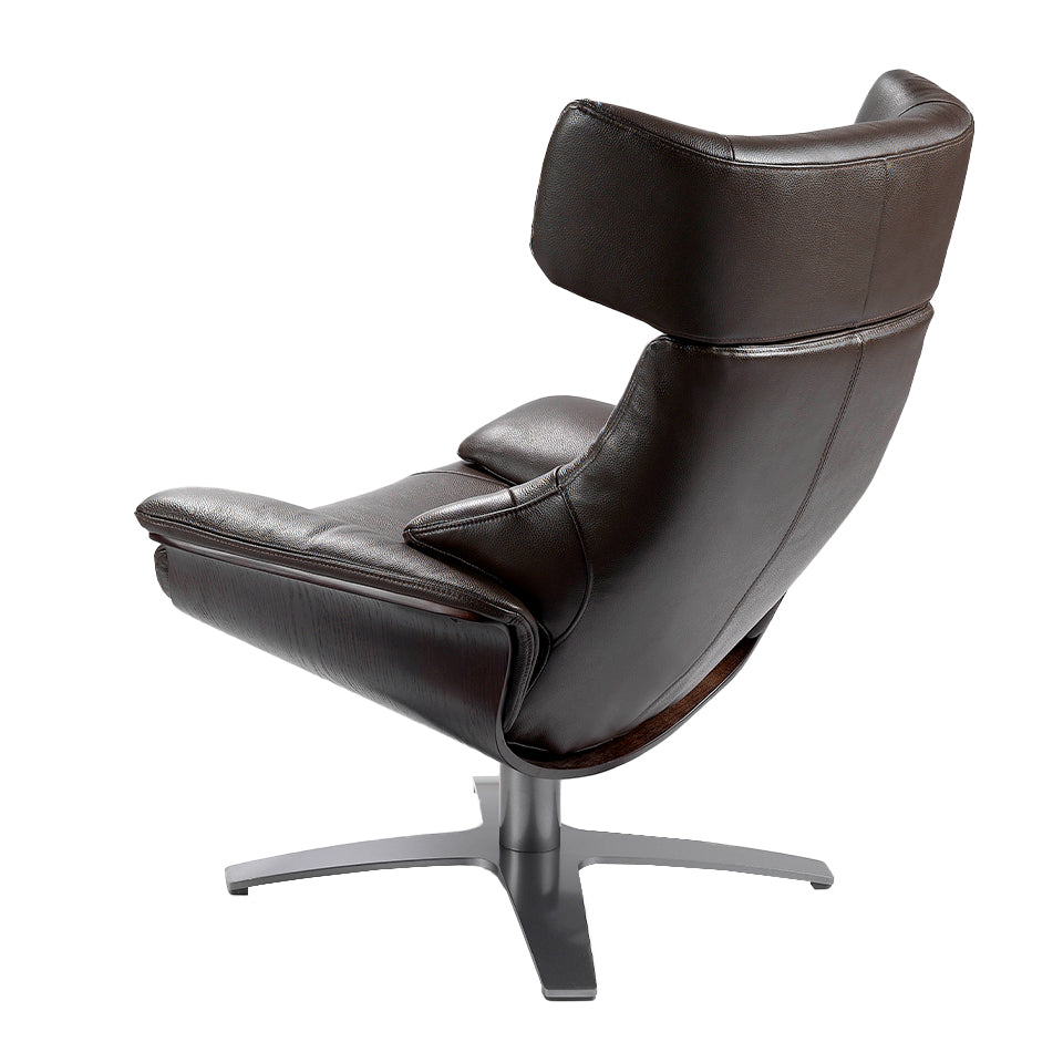 Sillón giratorio tapizado en piel marrón chocolate de Angel Cerdá