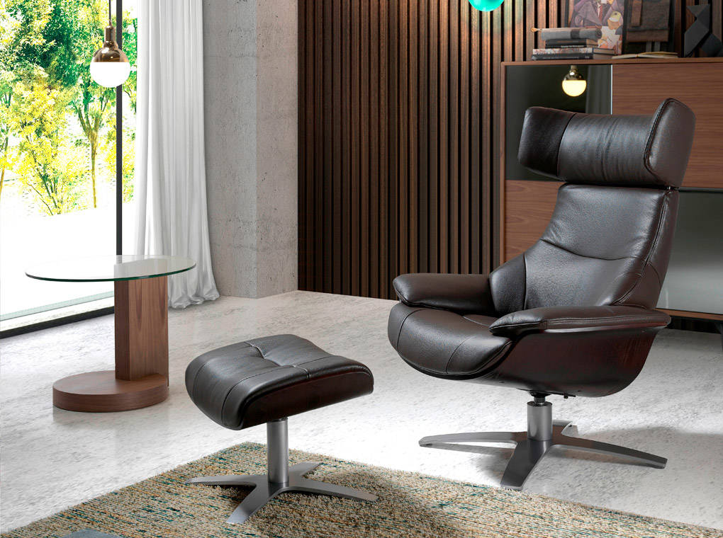 Sillón giratorio tapizado en piel marrón chocolate de Angel Cerdá