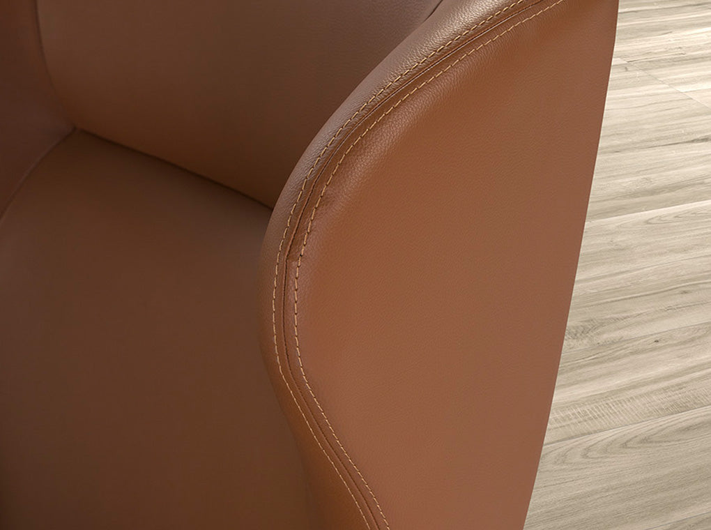 Sillón giratorio tapizado en piel ecológica marrón de Angel Cerdá