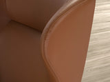 Sillón giratorio tapizado en piel ecológica marrón de Angel Cerdá