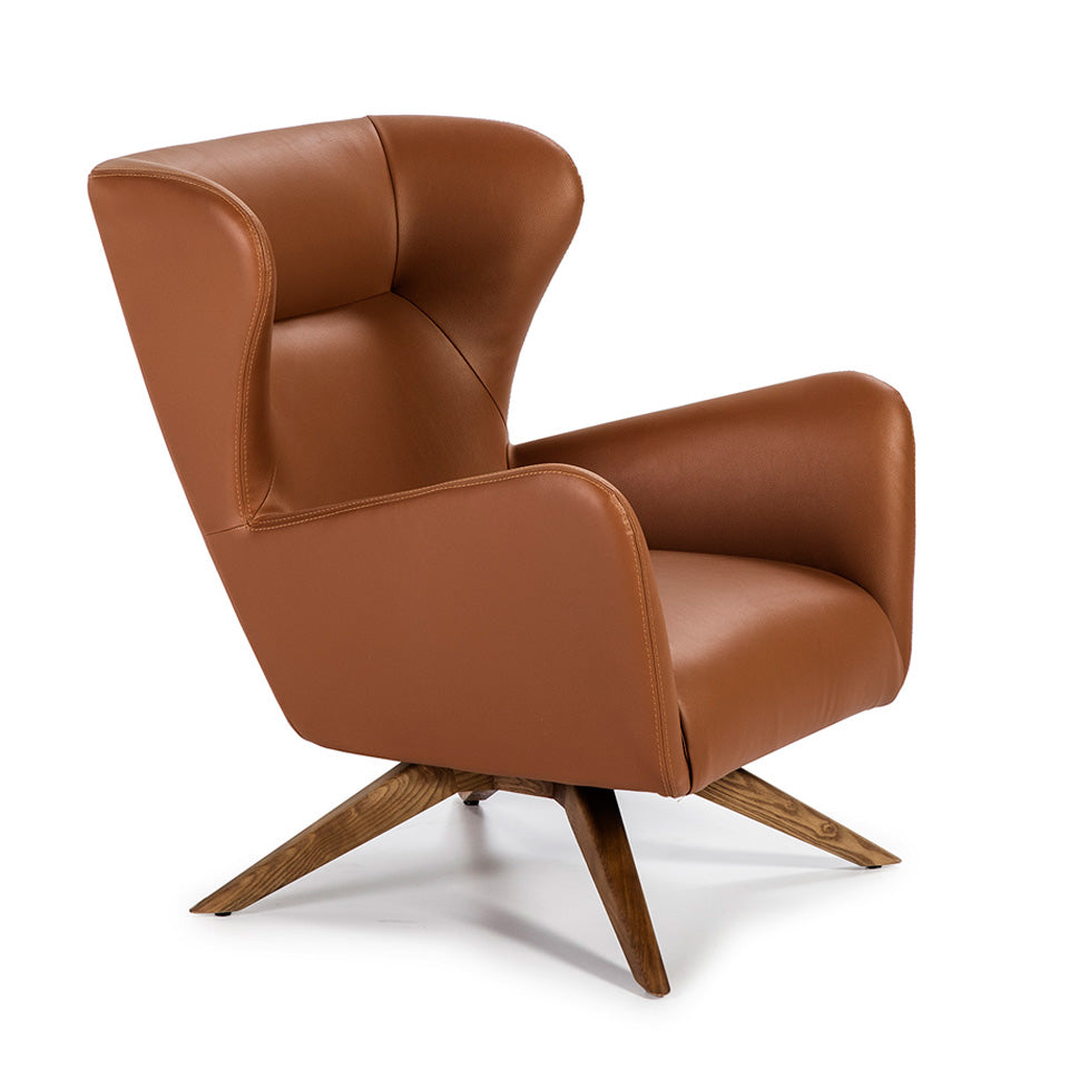 Sillón giratorio tapizado en piel ecológica marrón de Angel Cerdá