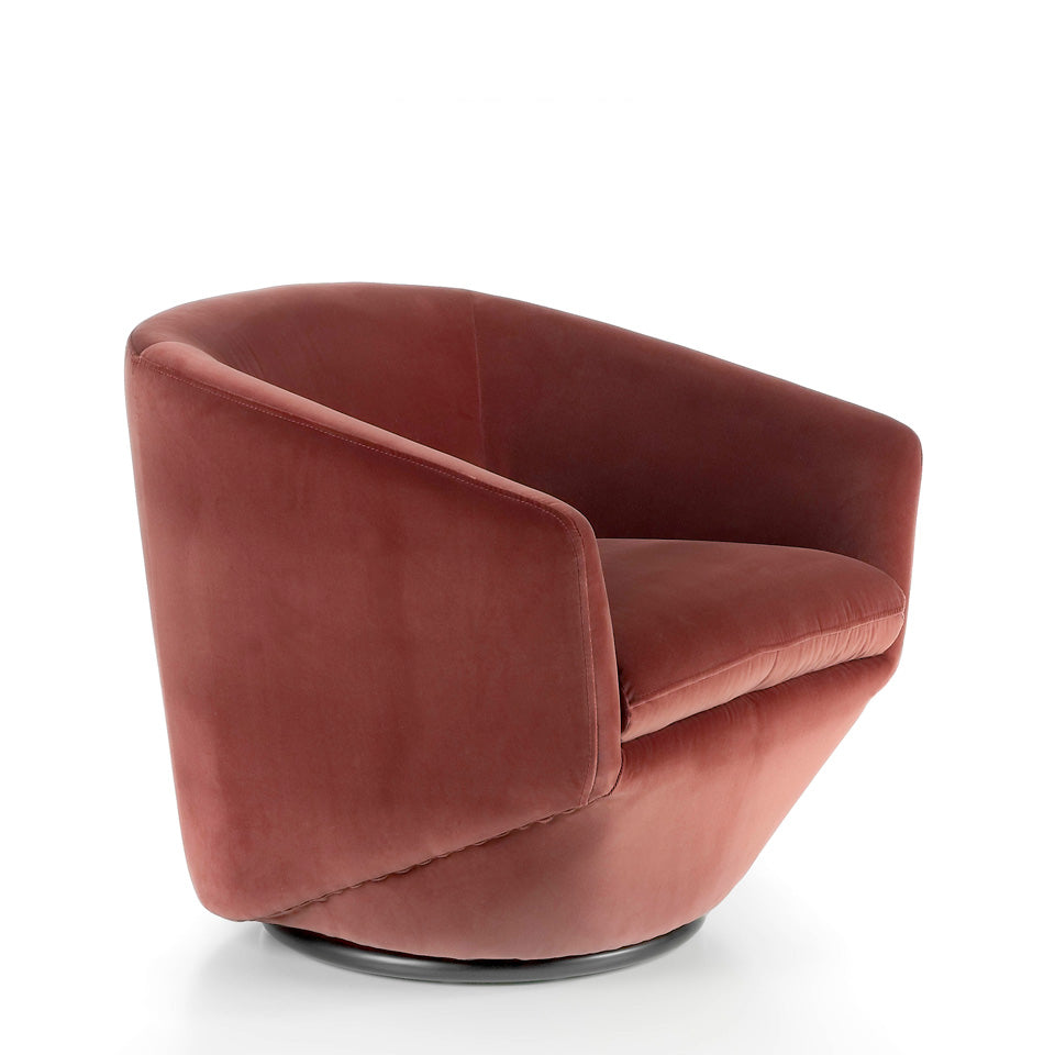 Sillón giratorio tapizado en terciopelo de color melocotón de Angel Cerdá