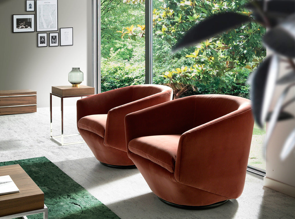 Sillón giratorio tapizado en terciopelo de color melocotón de Angel Cerdá