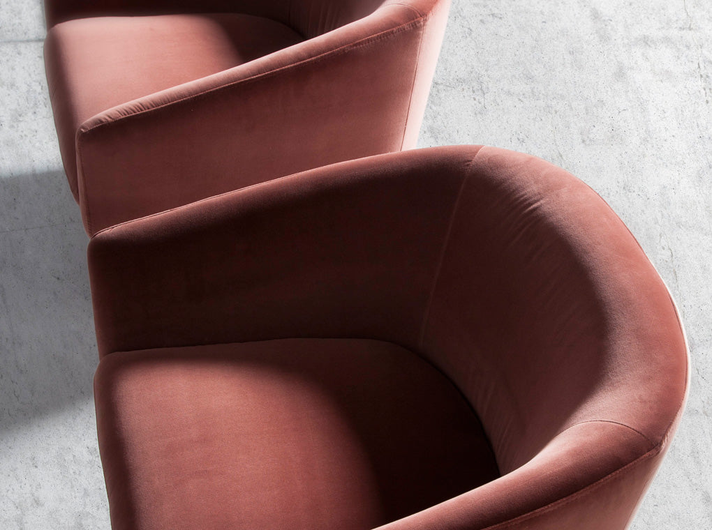 Sillón giratorio tapizado en terciopelo de color melocotón de Angel Cerdá