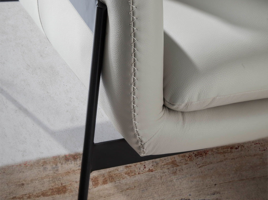 Sillón tapizado en piel de vaca gris Angel Cerdá