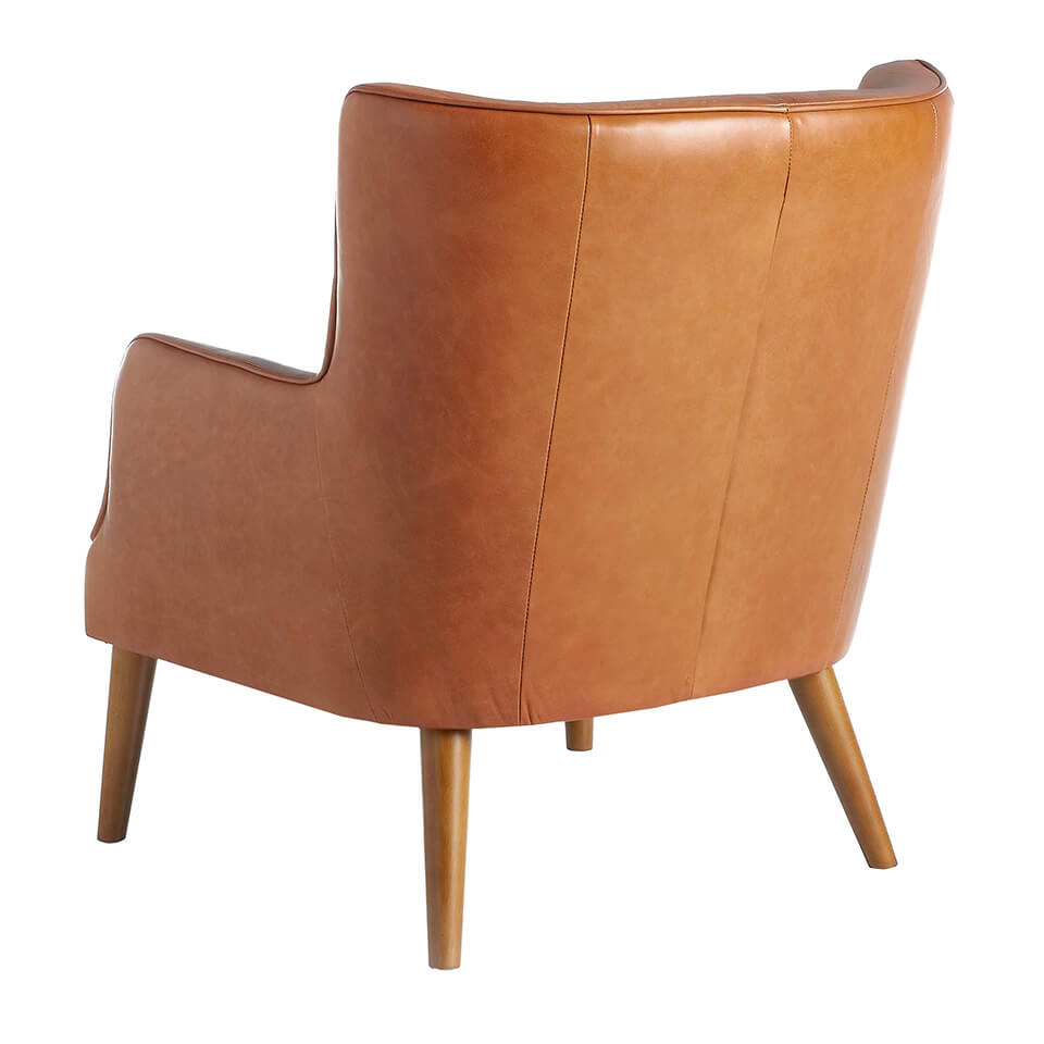Sillón Chester de piel marrón con estructura de madera de nogal de Angel Cerdá