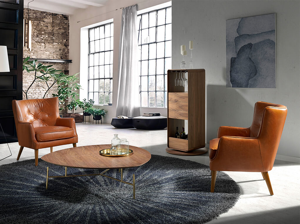 Sillón Chester de piel marrón con estructura de madera de nogal de Angel Cerdá