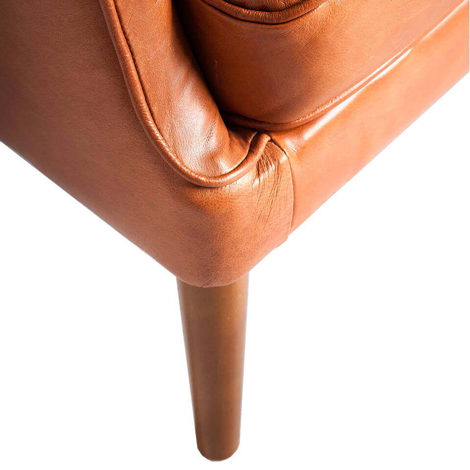 Sillón Chester de piel marrón con estructura de madera de nogal de Angel Cerdá