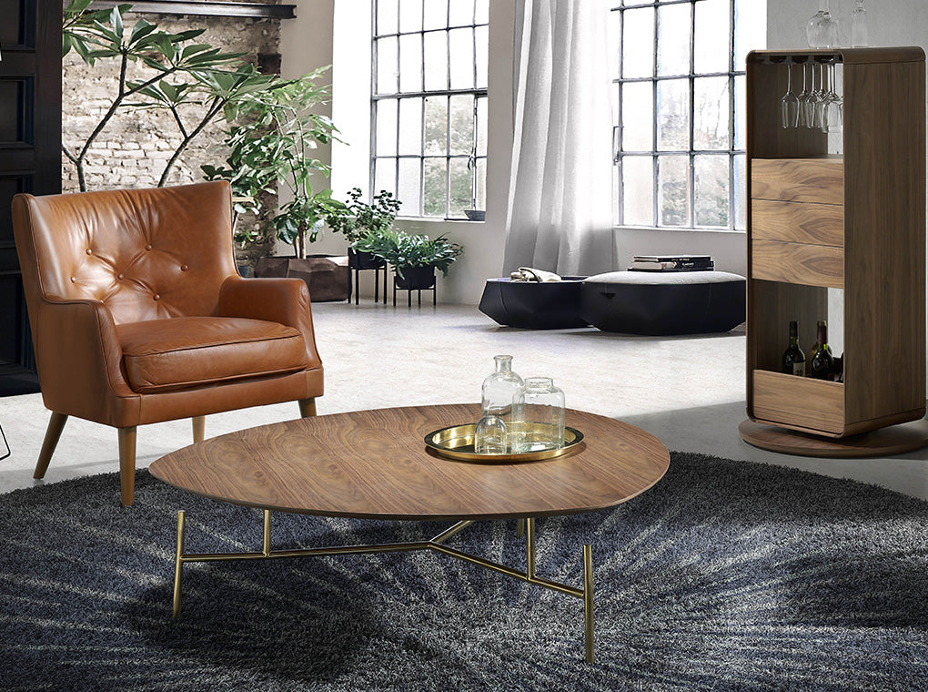 Sillón Chester de piel marrón con estructura de madera de nogal de Angel Cerdá