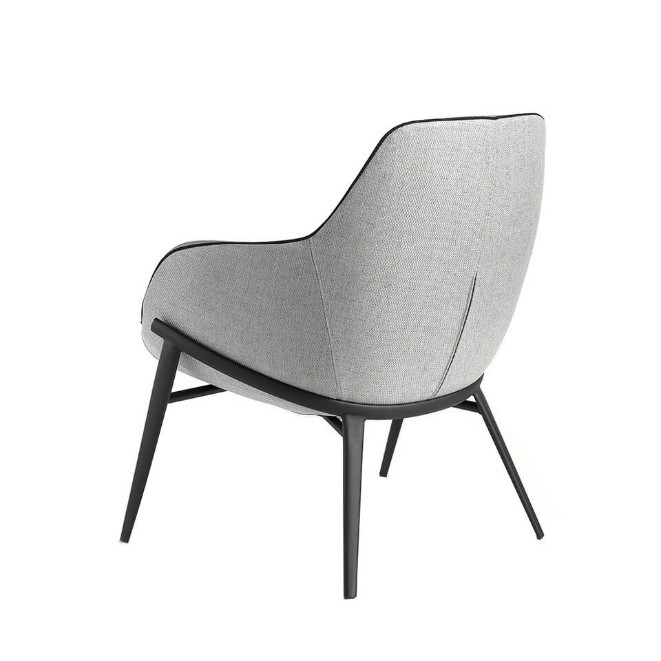 Sillón tapizado en tela gris y estructura de acero negro Angel Cerdá
