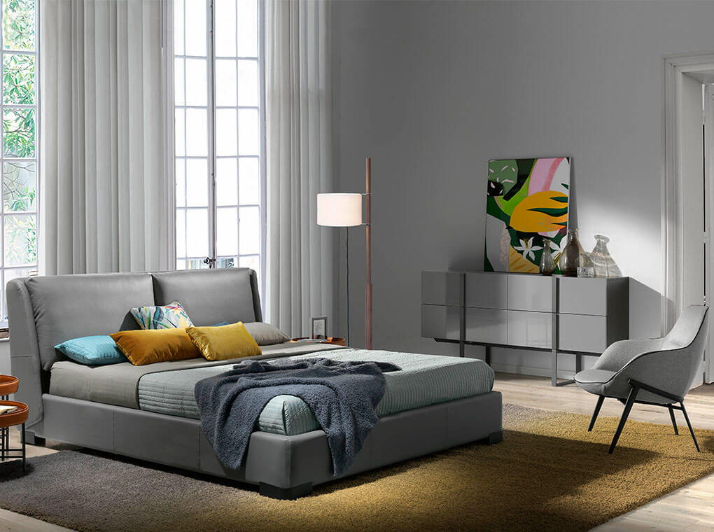 Sillón tapizado en tela gris y estructura de acero negro Angel Cerdá