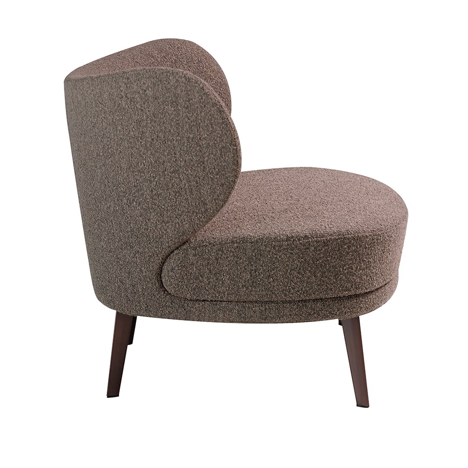 Sillón tapizado en material marrón Vello de Angel Cerdá