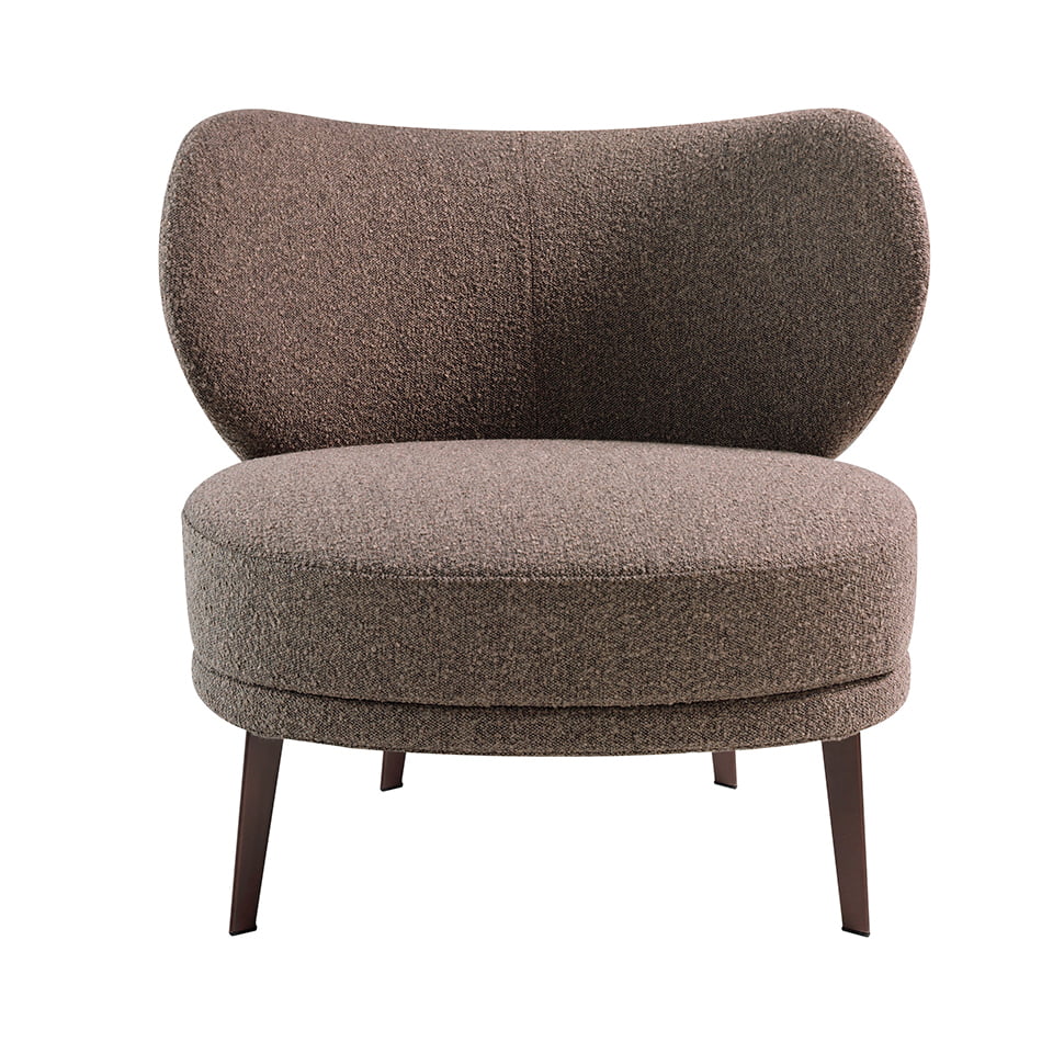 Sillón tapizado en material marrón Vello de Angel Cerdá