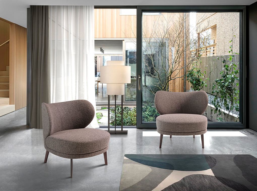 Sillón tapizado en material marrón Vello de Angel Cerdá