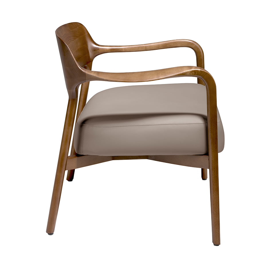 Sillón tapizado con piel ecológica de visón de Angel Cerdá