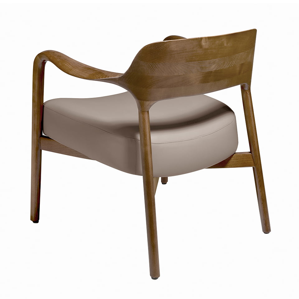 Sillón tapizado con piel ecológica de visón de Angel Cerdá