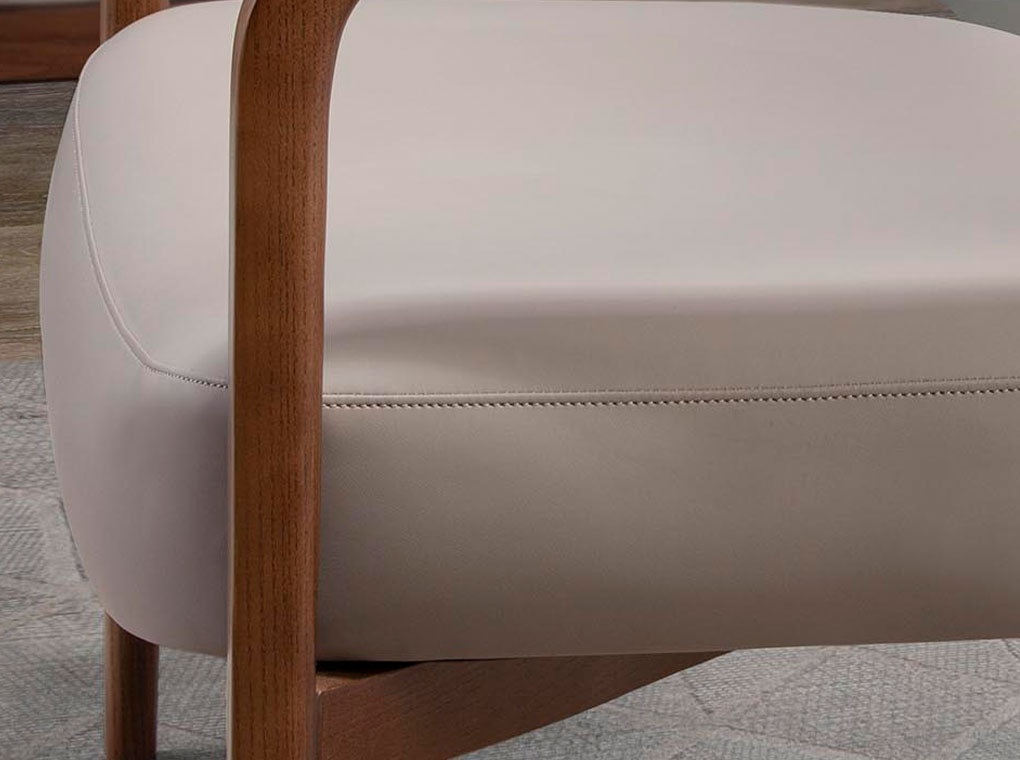 Sillón tapizado con piel ecológica de visón de Angel Cerdá