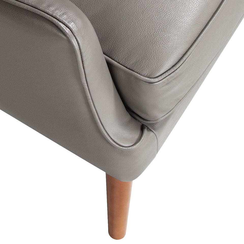 Sillón Chester de piel gris oscuro con estructura de madera de nogal de Angel Cerdá