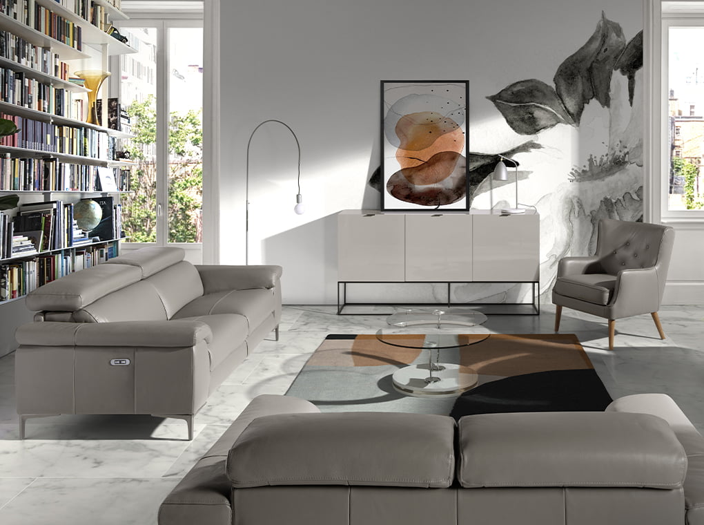 Sillón Chester de piel gris oscuro con estructura de madera de nogal de Angel Cerdá