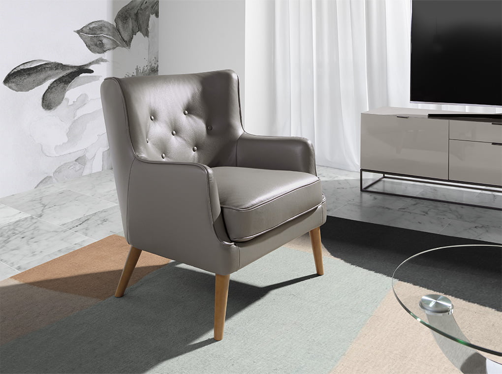 Sillón Chester de piel gris oscuro con estructura de madera de nogal de Angel Cerdá