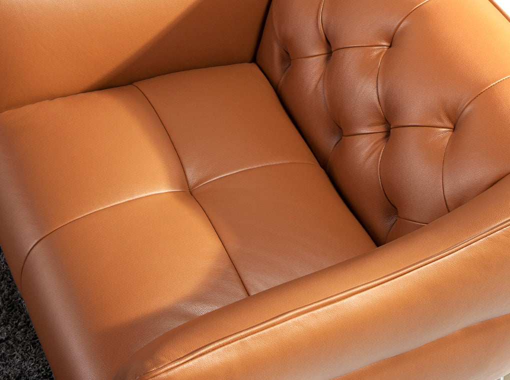 Sillón tapizado en piel marrón con modelo capitoné de Angel Cerdá