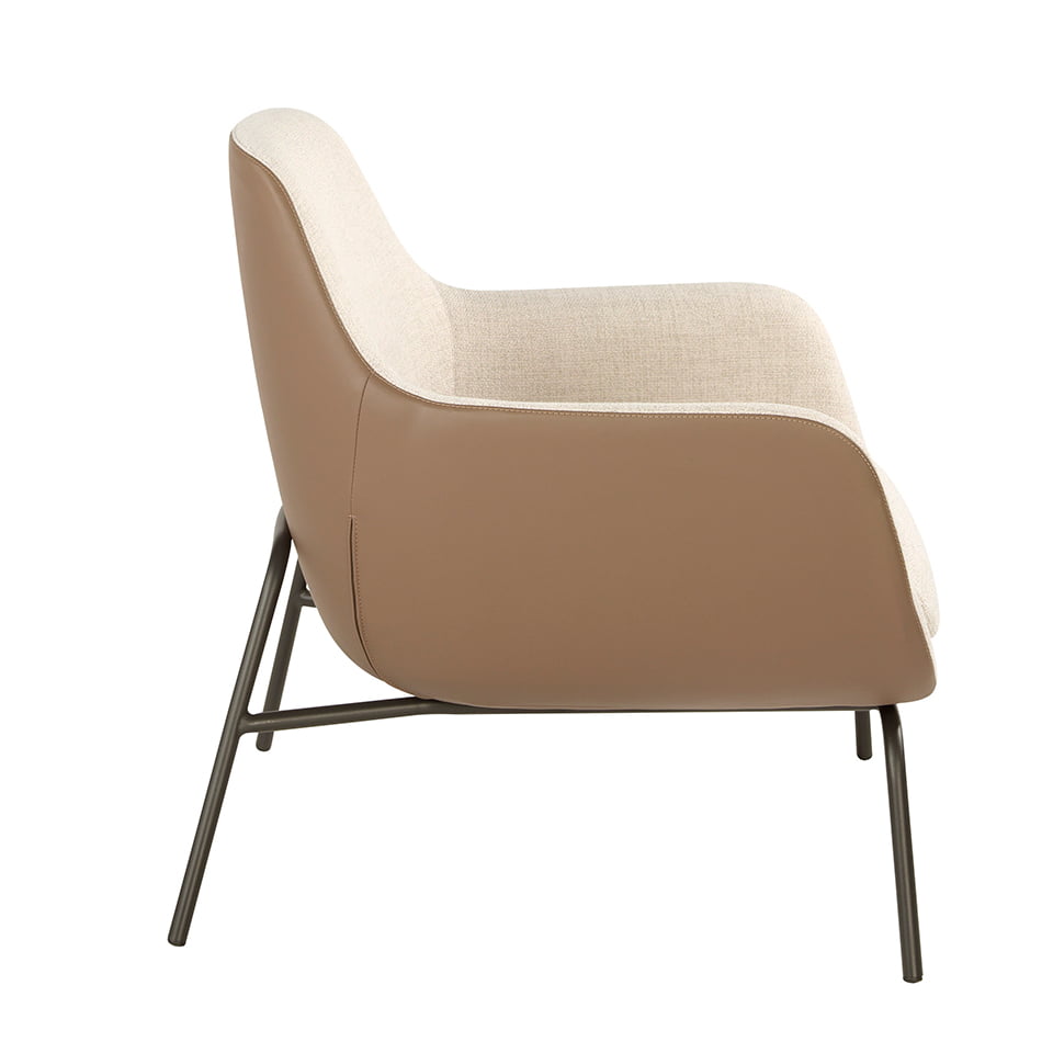 Sillón tapizado con material textil y piel ecológica con estructura de acero negro