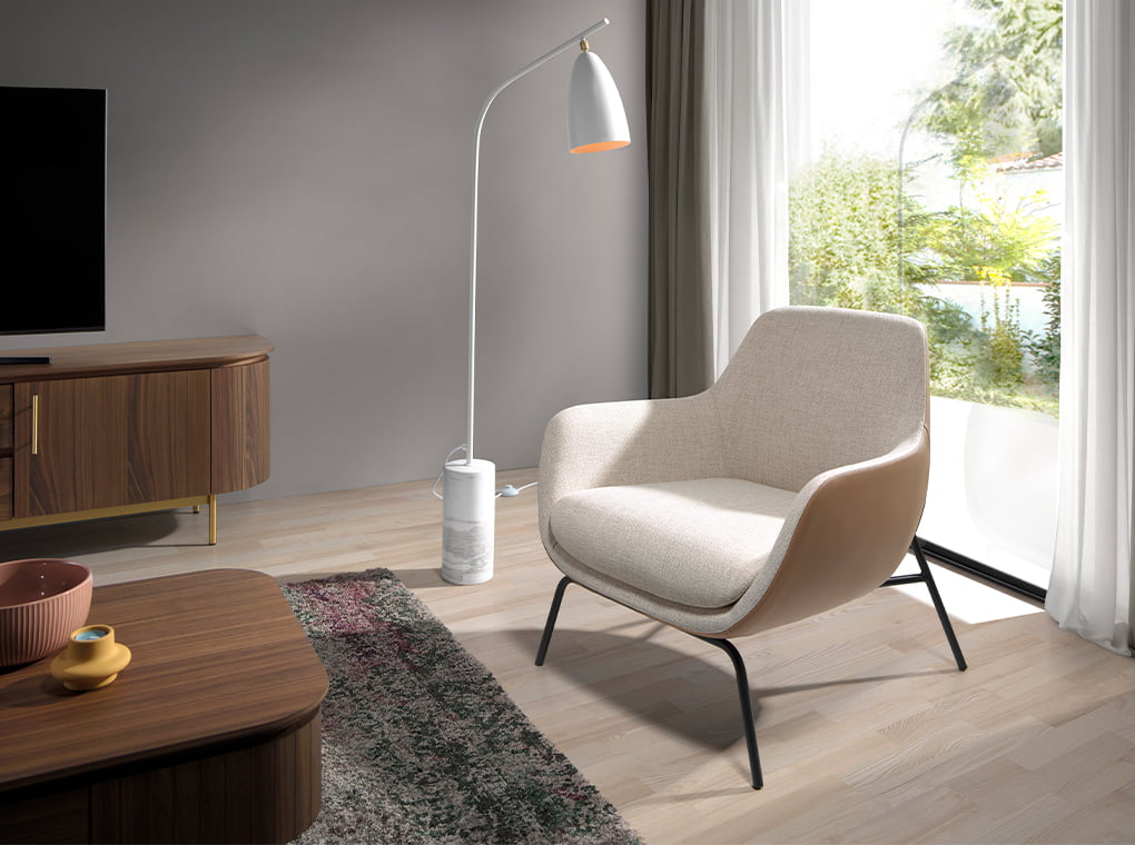 Sillón tapizado con material textil y piel ecológica con estructura de acero negro