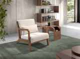 Sillón tapizado blanco con brazos de nogal