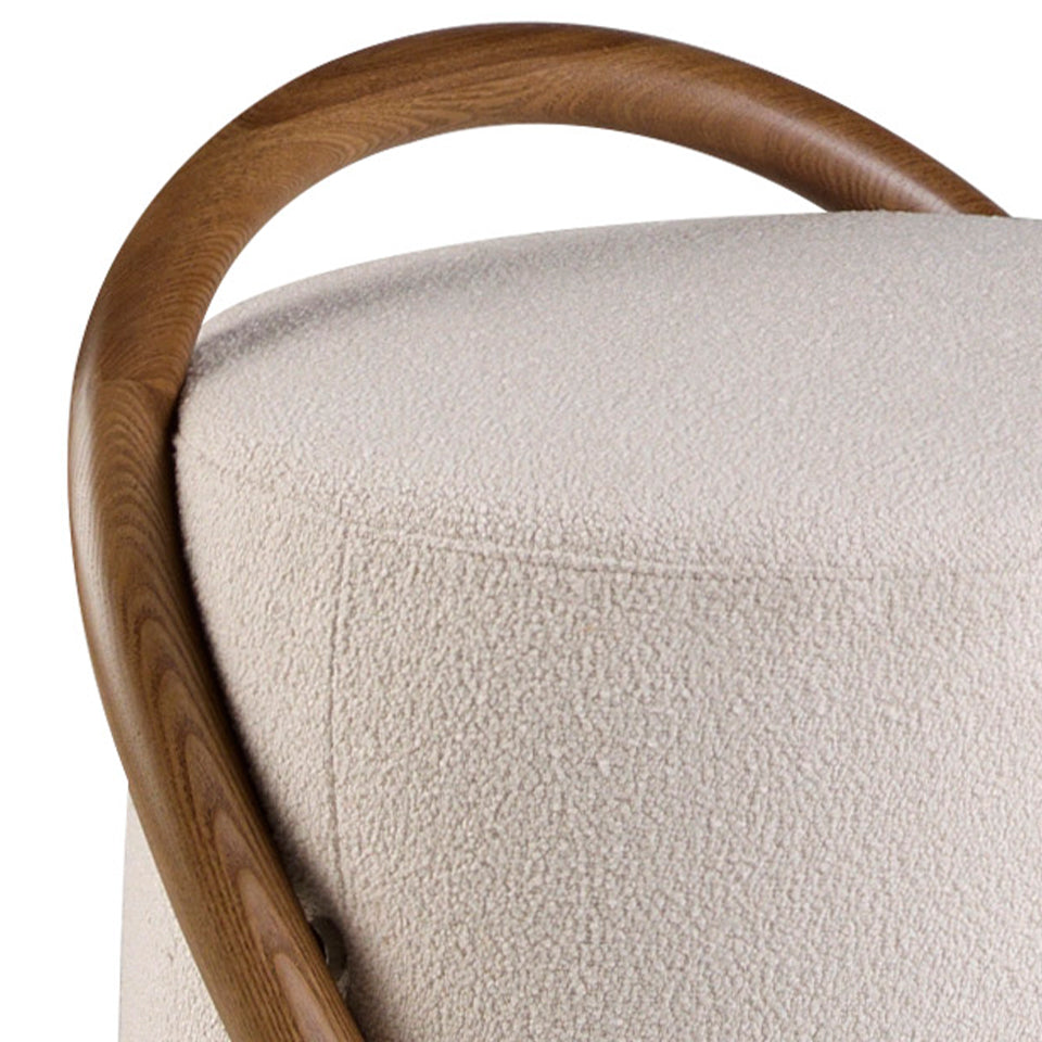 Taburete blanco tapizado con madera de nogal Angel Cerdá.