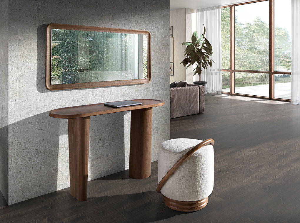 Taburete blanco tapizado con madera de nogal Angel Cerdá.