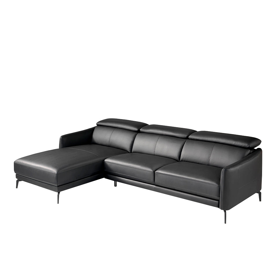 El sofá con chaise longue de cuero negro de vaca Angel Cerdá.