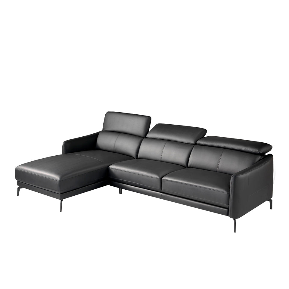 El sofá con chaise longue de cuero negro de vaca Angel Cerdá.