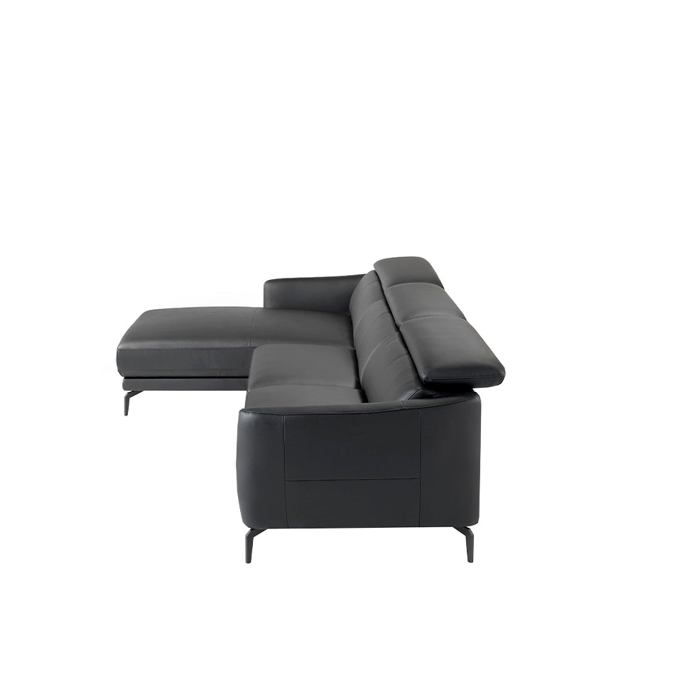 El sofá con chaise longue de cuero negro de vaca Angel Cerdá.