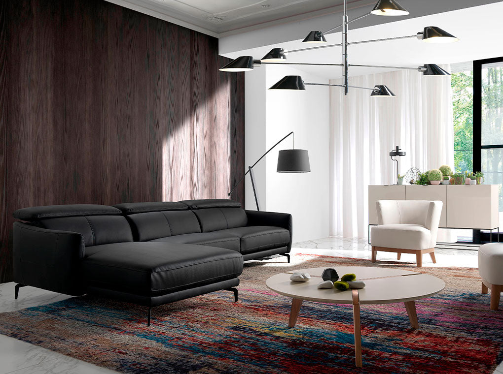 El sofá con chaise longue de cuero negro de vaca Angel Cerdá.