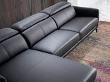 El sofá con chaise longue de cuero negro de vaca Angel Cerdá.