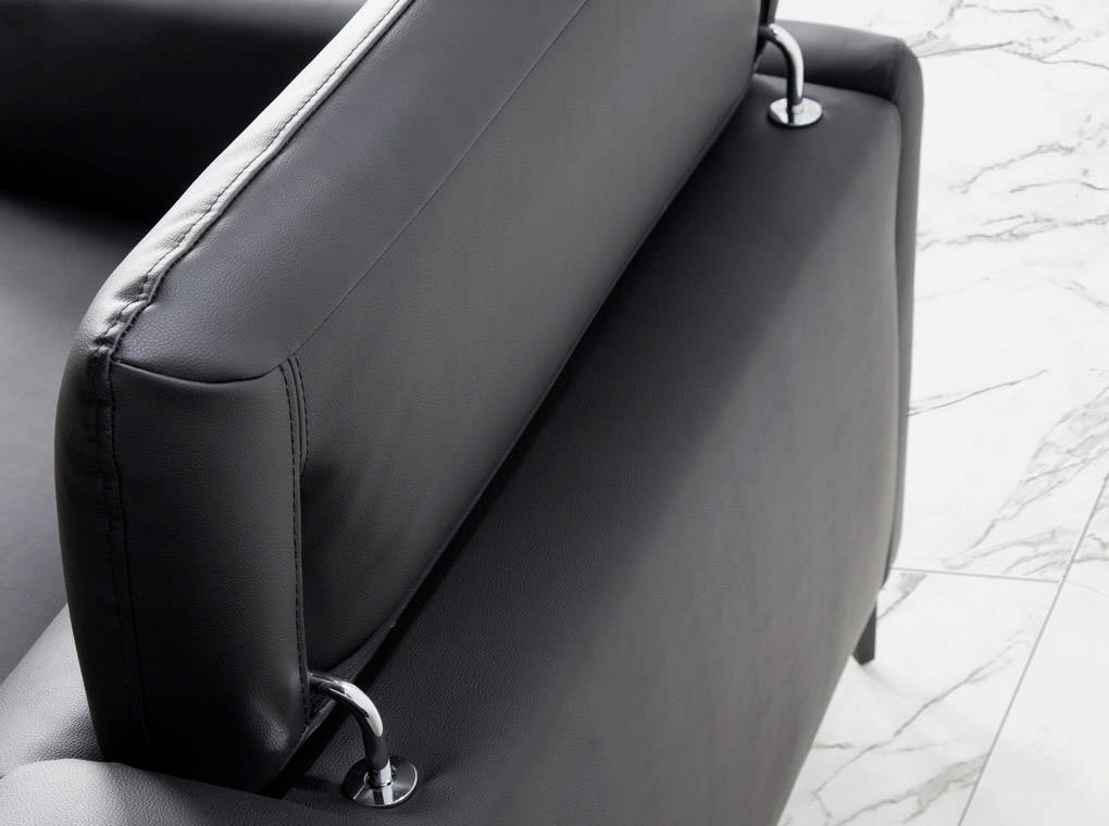 El sofá con chaise longue de cuero negro de vaca Angel Cerdá.